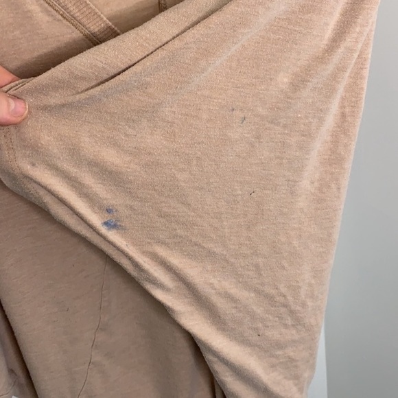 Aritzia Wilfred V Neck Tan T-Shirt Short Sleeve - Picture 5 of 8